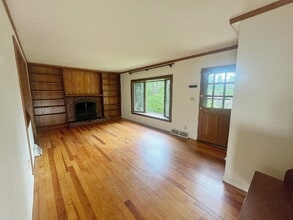 Building Photo - Charming Single Family 2 Bed/1 Bath in Groton!