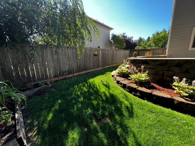 Building Photo - 3 Bedroom 2.5 Bath DuPont Home for Rent