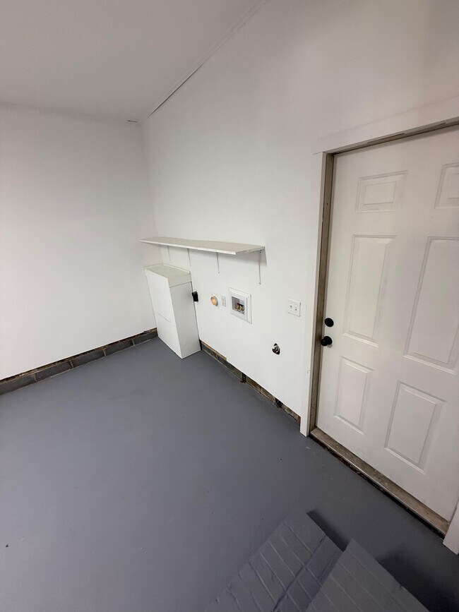 Building Photo - 1039 Kingsley Rd