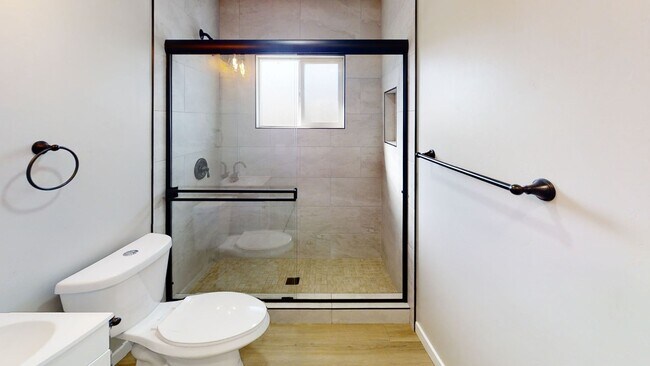 Building Photo - Fully Renovated! 4BD/2BA