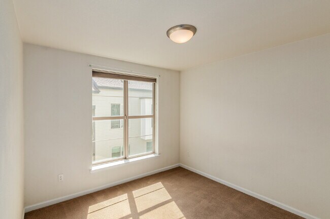 Building Photo - 418 S Reed Ct