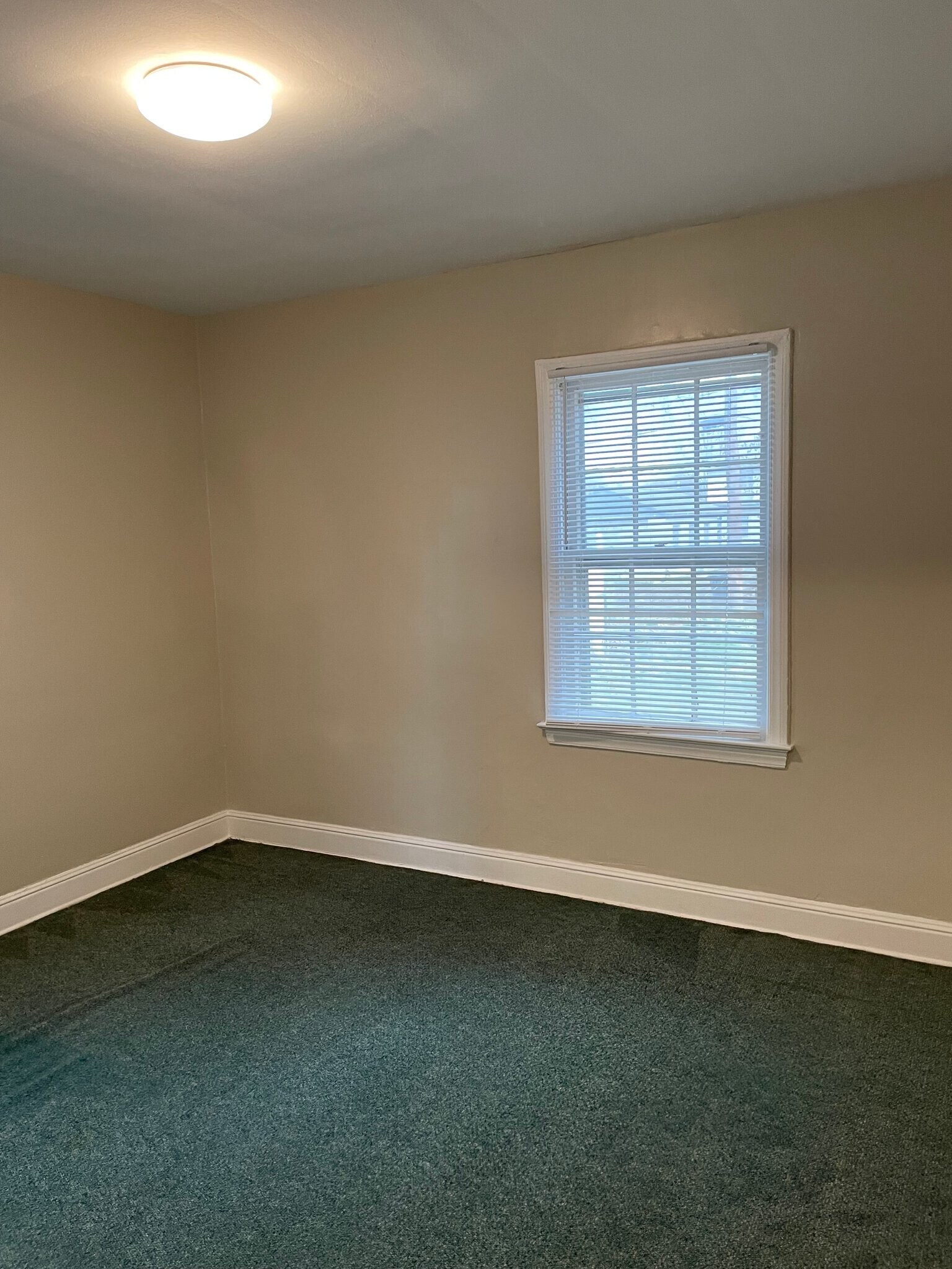 Building Photo - 1037 6th St W