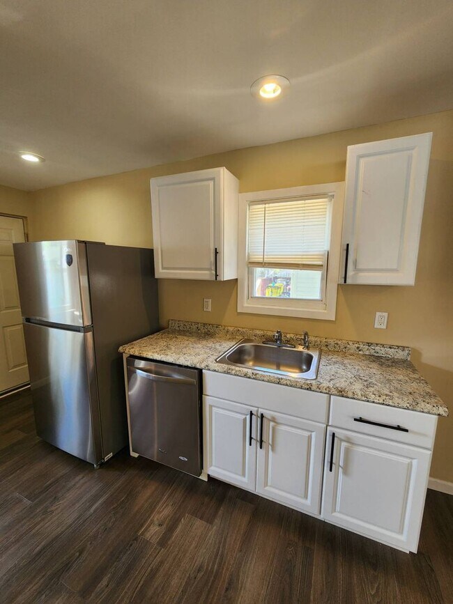 Building Photo - Charming 3-Bedroom Property In Prime location