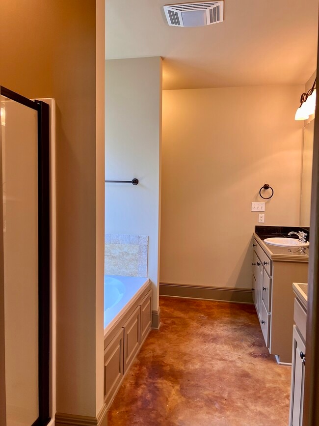 Building Photo - 3266 Northlake Ave