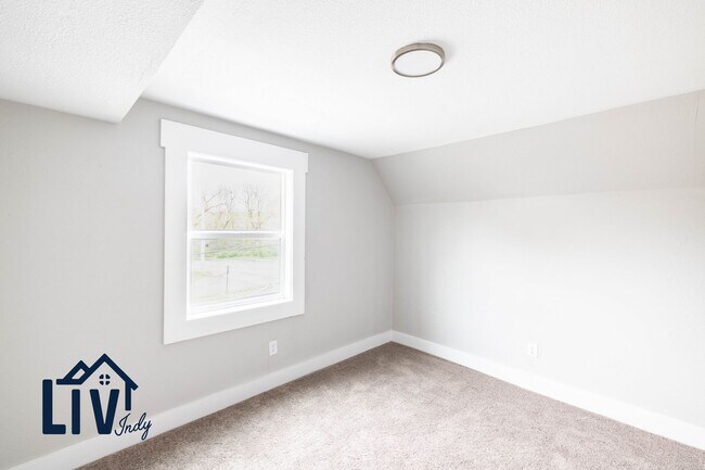 Building Photo - Updated 3 bed 2.5 bath Available now!