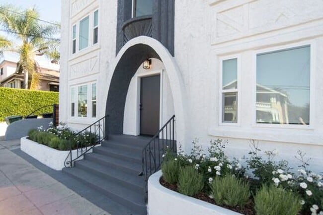 Building Photo - 830 N Coronado St