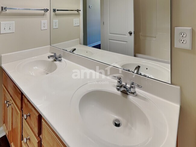 Building Photo - 3339 Sugar House St