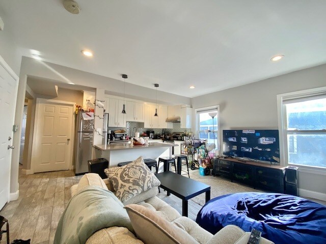 Building Photo - 77 Linden St