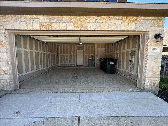 Building Photo - 5817 Scenic Lake Dr
