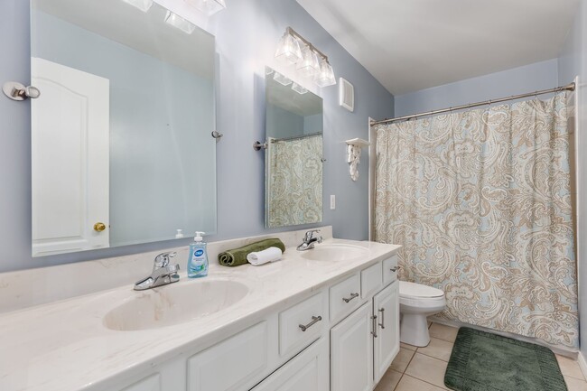 Building Photo - Short term rental available