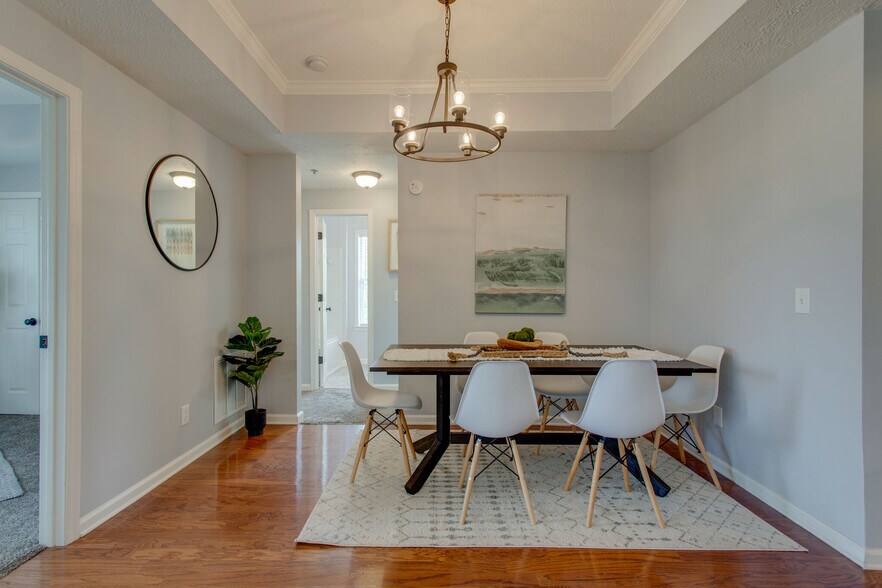 Dining Room - 2025 Woodmont Blvd