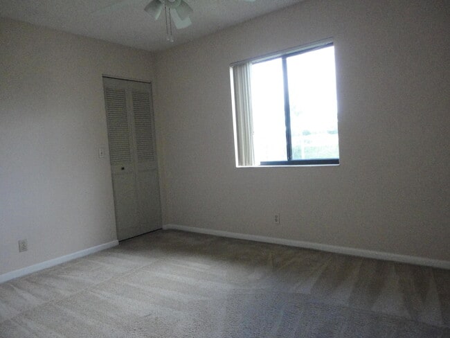 Building Photo - 523 Shady Pine Way