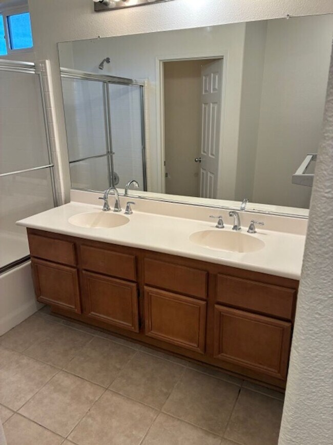 Building Photo - Nice 3 Bedroom/ 3 Bathroom Home in Moreno Valley!!!