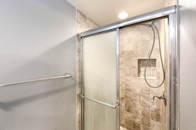 Building Photo - Beautiful 2 bedroom Irvine Townhome