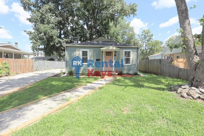 Building Photo - Three Bedroom House | New Flooring