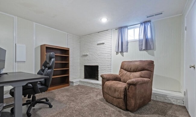 Building Photo - 1865 S Spring Creek Dr