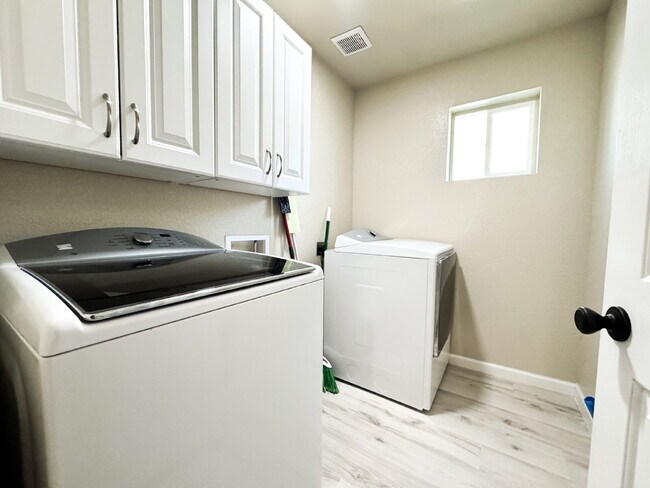Building Photo - "Spacious 3 Beds, 2 baths Home with Inviti...