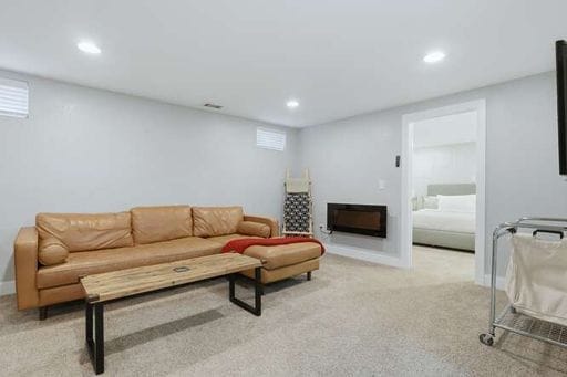 Building Photo - Beautiful 3 Bedroom Craftsman Bungalow Furnished or Unfurnished Available NOW!