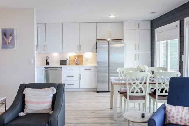 Building Photo - Pretty Lake Furnished Unit 2/1.5 Views! Vi...