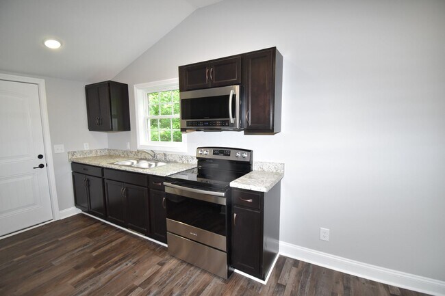 Building Photo - 2 Bedroom Home For Rent Near APSU!