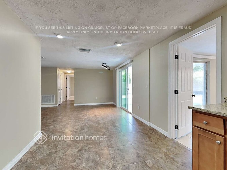 Building Photo - 3402 Eisenhower Dr