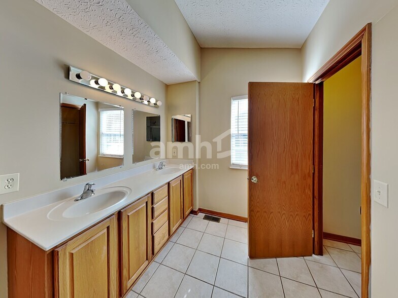 Building Photo - 375 Highbanks Valley Dr