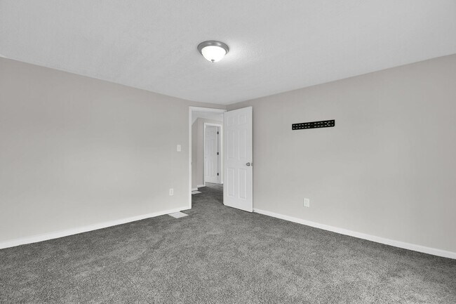 Building Photo - Large Single Family Rental - Available Now