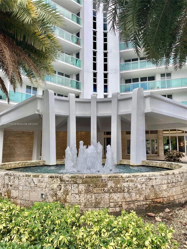 Building Photo - 100 Bayview Dr