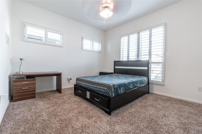 Building Photo - 2913 Zelma Dr