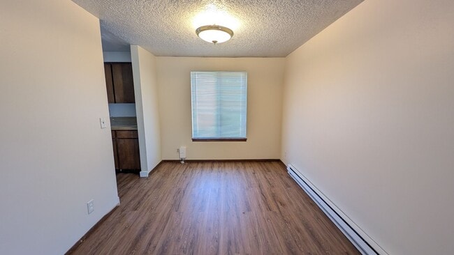 Building Photo - 2 bedroom 1 bath duplex