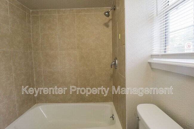 Building Photo - 405 S Maple St