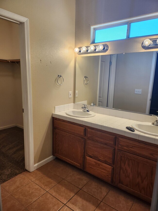 Building Photo - 682 W Forest St