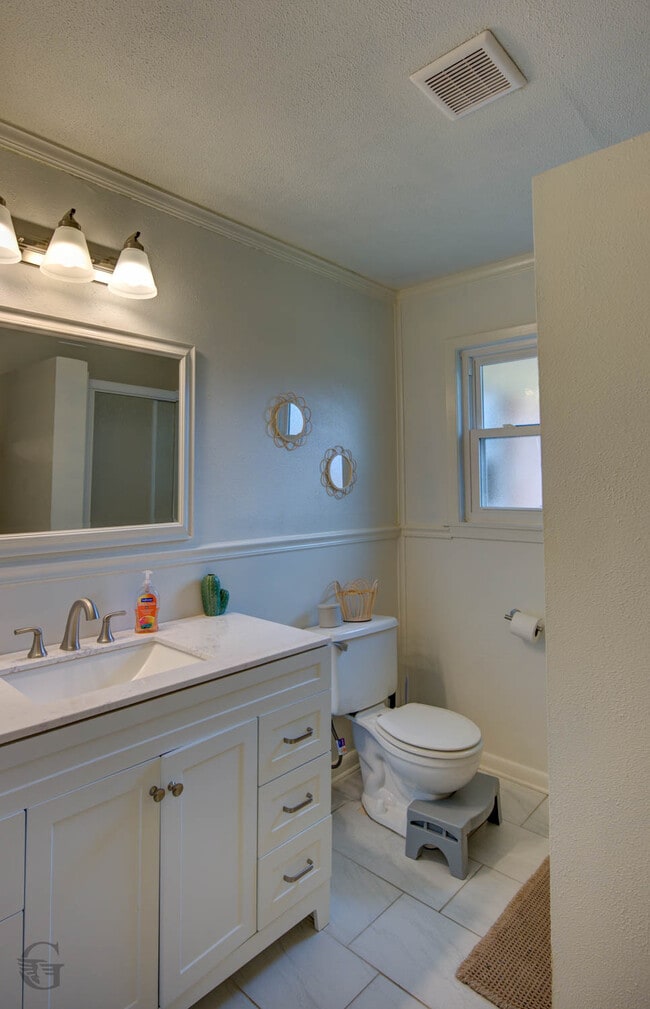 Building Photo - 9478 Poinsettia Dr