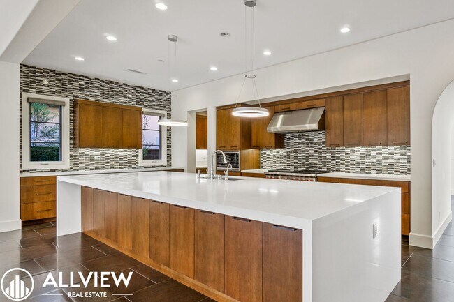 Building Photo - Luxurious and Rare 5 Bed 5.5 Bath Located ...