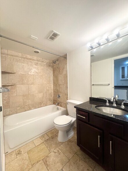 Building Photo - 700 E 8th St