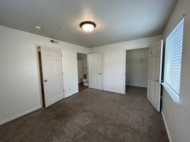 Building Photo - 3 Bedroom 2.5 Bathroom Condo-Pool-Clubhous...