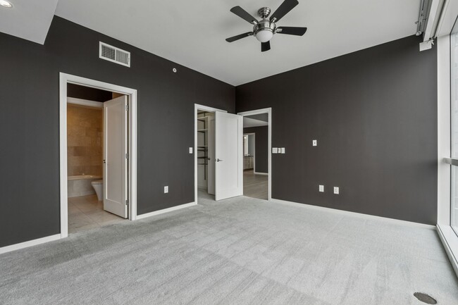 Building Photo - Luxury Living in Buckhead!