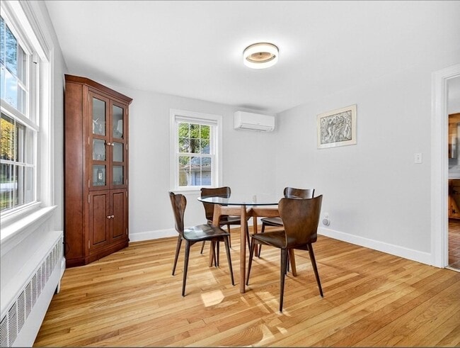 Building Photo - 37 Pine St