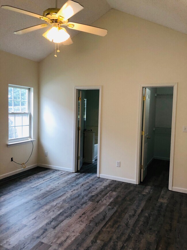 Building Photo - 12045 Evergreen Hollow Dr