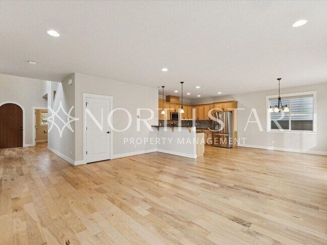 Building Photo - Newer Home in Summer Falls.