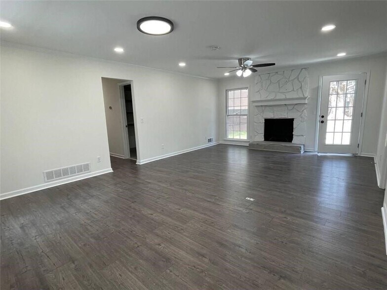 Building Photo - 1202 Lafayette Dr SW