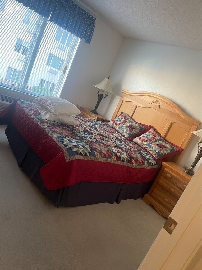 Building Photo - One bedroom one bathroom unit in Highland Estates with all utilities included!