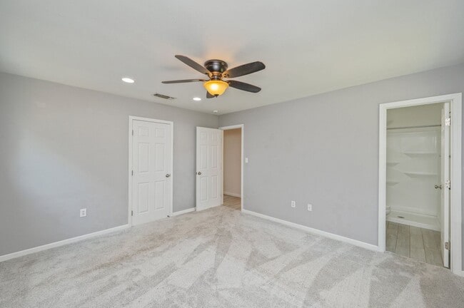 Building Photo - Charming Navarre Home on Nearly Half an Acre