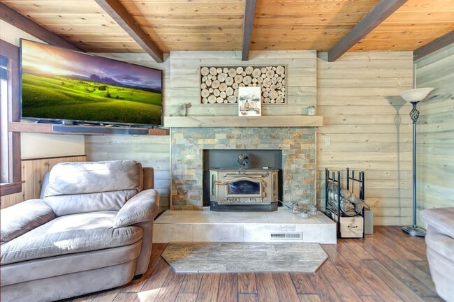 Building Photo - 2 Bedroom Home Tucked away in the Sierras