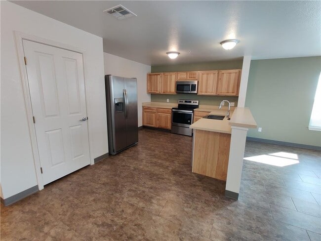 Building Photo - 702 W 6th St