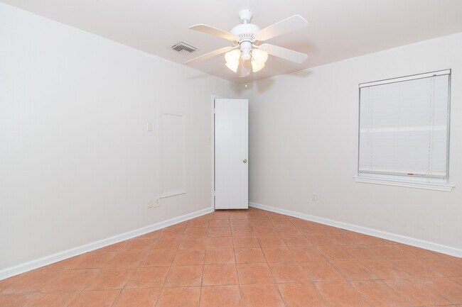 Building Photo - Wow! 2bed 2bath - Only 950