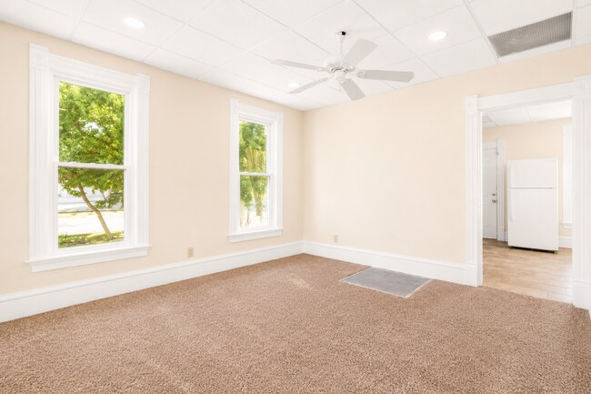 Building Photo - $1500 | 3 Bedroom 1 Bathroom | Two Story