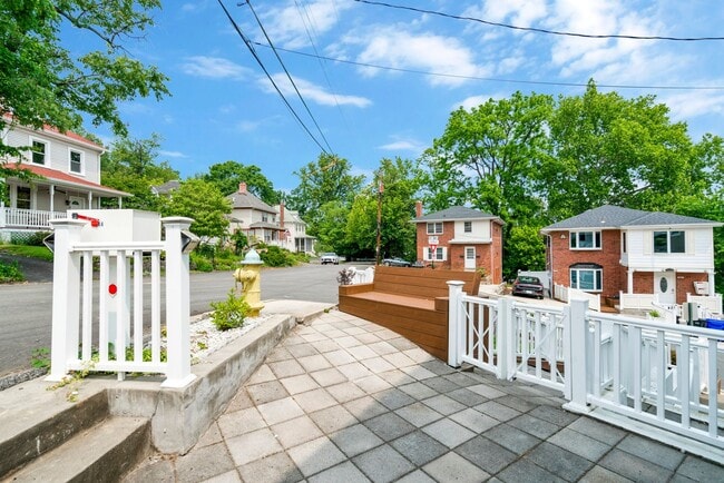 Building Photo - North Arlington 4 BR 5.5 BA Home