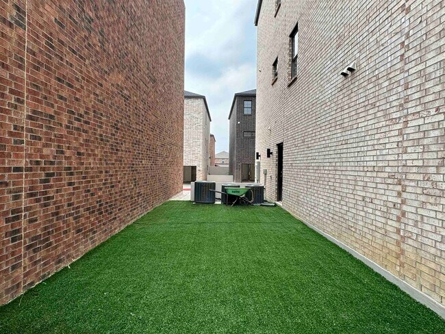 Building Photo - 210 Veracruz Dr