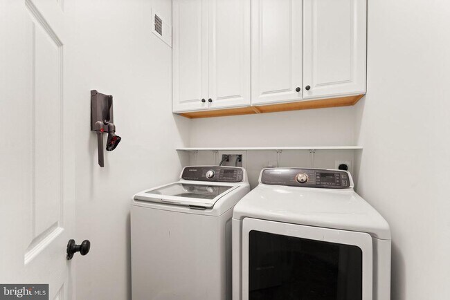 Building Photo - 43205 Cardston Pl